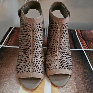 Vince Camuto Dastana Perforated Leather Peep-Toe Heels Sandals Grey 8.5 W